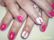 Zselés köröm beépített díszítéssel