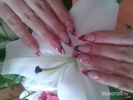 Zselé köröm akril díszítéssel