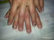 Fehér francia szívvel díszítve