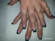 Fekete jégfólíával díszítve