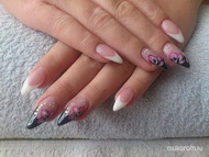 Fekete fehér rózsaszín virággal