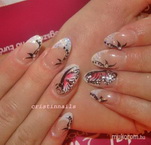 Hegyes köröm akril díszítéssel