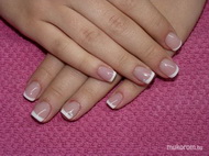 Best Nails - rövid francia zseléből strasszal