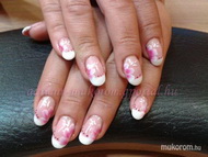 Zselé köröm akril díszítéssel