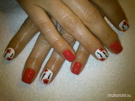 színes műköröm díszítéssel