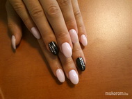 színes műköröm díszítéssel