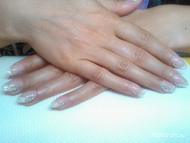 kövekkel díszített