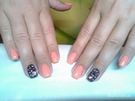 kövekkel díszített