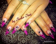 Pink stiletto pillangókkal