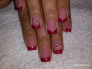 színes műköröm díszítéssel