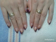 lila metál arany díszítéssel