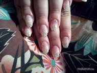 pezsgő akrillal díszítve