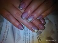 beige és arany akrillal díszítve