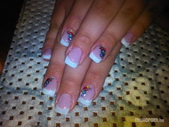 francia színes strasszokkal