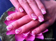 francia rózsaszín díszítéssel