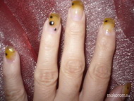 Sárga zselé fekete strasszal