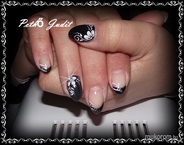 fekete fehér virágokkal