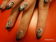 Éptett zselés körmök diszitéssel