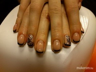 Éptett zselés körmök diszitéssel