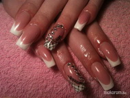 francia csipke diszitessel kövekkel