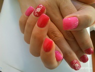 színes műköröm díszítéssel