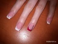 francia műköröm díszítéssel