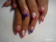 Piros és kék tolldísszel