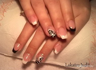 fekete fehér virággal