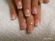 francia műköröm díszítéssel