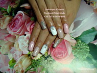 Fehér pink kövekkel