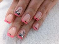 francia műköröm díszítéssel