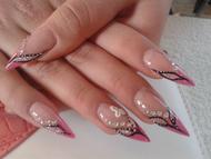 Nikoletta ballagós körme