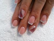 francia műköröm díszítéssel