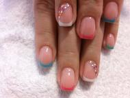 színes műköröm díszítéssel