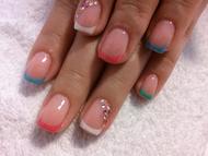 színes műköröm díszítéssel