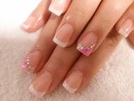 francia műköröm díszítéssel