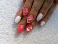 színes műköröm díszítéssel