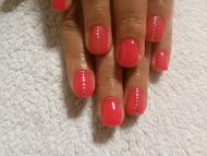 színes műköröm díszítéssel