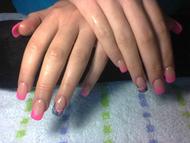 Titán és Pink körmök masnival