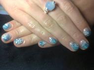 Hópelyhes kék körmök