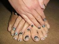 zseles korom csipkevel szegecsekkel viragokka