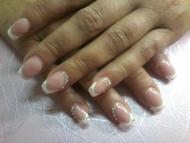 Best Nails - fehér farncia kövekkel