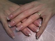 Best Nails - szolíd francia akril díszítéssal