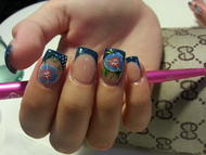 Kék köröm kék akril virággal