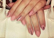 Nude köröm szegecsekkel