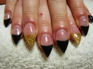 Arany és fekete hegyes