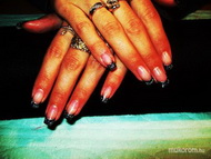 Fekete körömvégek