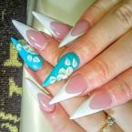 Hegyes köröm porcelánnal