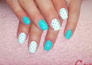 Zsófi kék pöttyös körmei