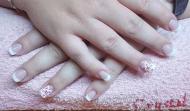 Bettinek parányi virágos körmök